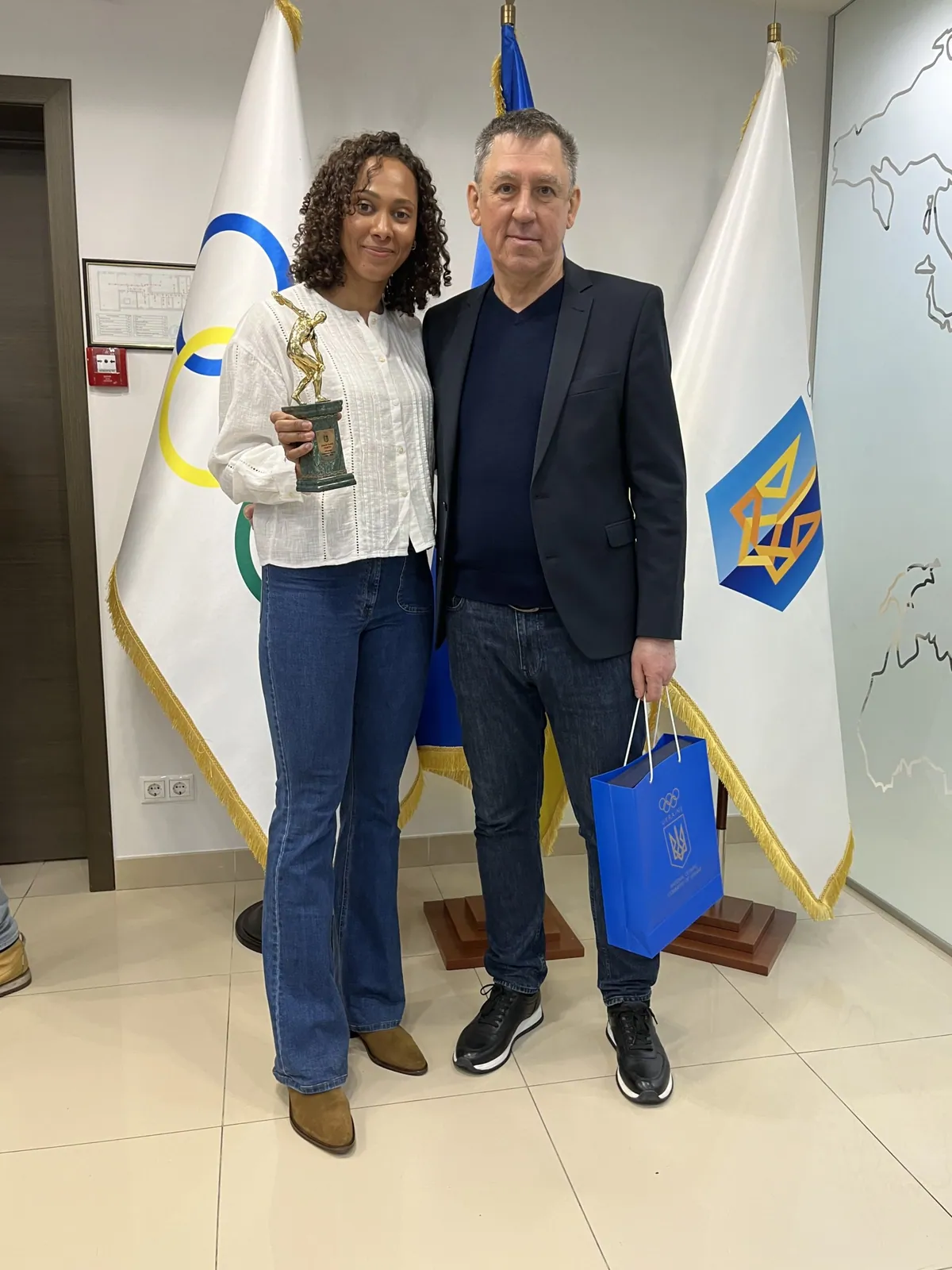 Шпажистка Джоан Фейбі Бежура та її особистий тренер Михайло Подольский отримали нагороди НОК України